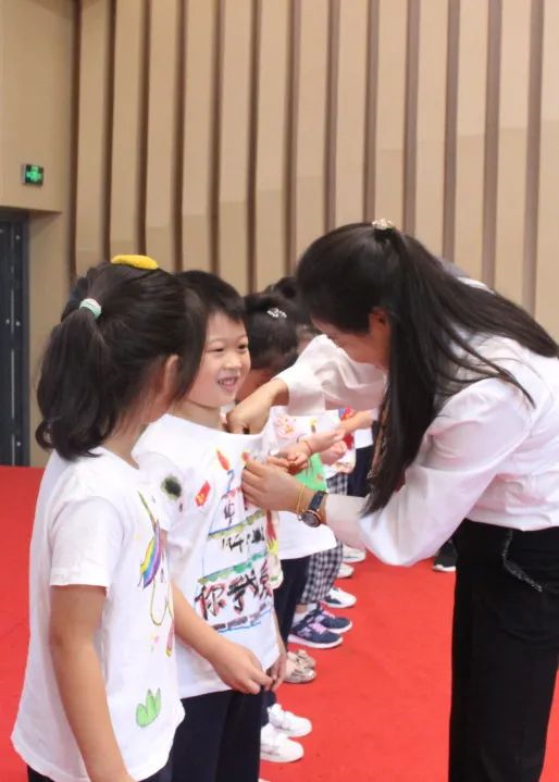 女孩们站在一起

中度可信度描述已自动生成