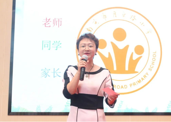 女人拿着手机对着镜子拍照

描述已自动生成