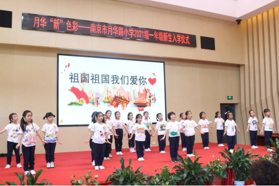 一群人站在台上

低可信度描述已自动生成