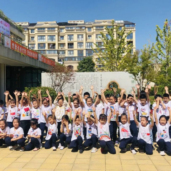 一群人在建筑物前合影

描述已自动生成