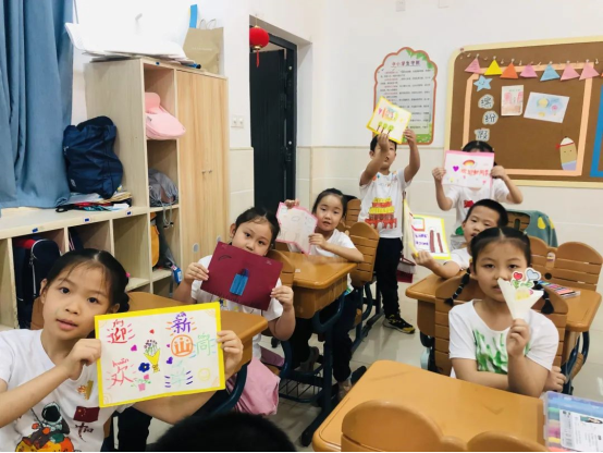 一群小孩在桌子上

描述已自动生成