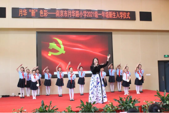 一群人站在台上

低可信度描述已自动生成