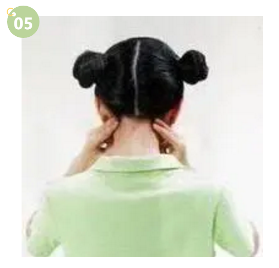 人穿着绿色的裙子

中度可信度描述已自动生成