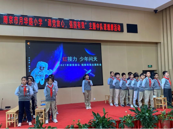 一群人站在台上

中度可信度描述已自动生成