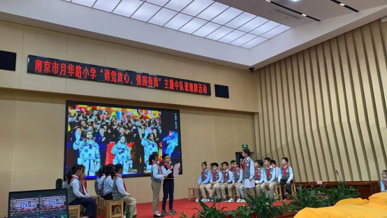 图片包含 室内, 建筑, 桌子, 房间

描述已自动生成