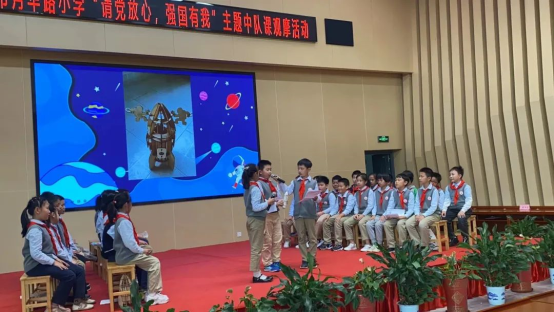 图片包含 室内, 桌子, 站, 小

描述已自动生成