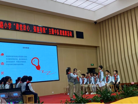 一群人在台上演讲

中度可信度描述已自动生成