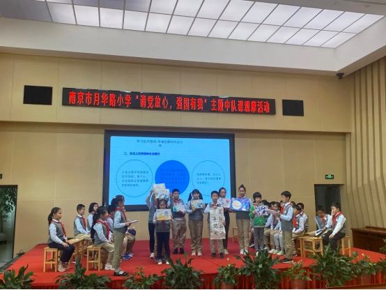 一群人在餐厅里

中度可信度描述已自动生成