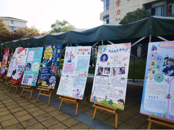 商店外的墙上贴着许多广告

中度可信度描述已自动生成