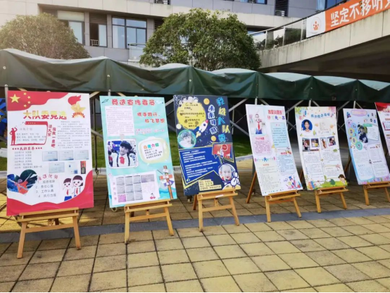 商店外的墙上贴着许多广告

低可信度描述已自动生成