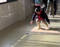 小孩跳起来

低可信度描述已自动生成