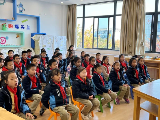 一群人在房间里

描述已自动生成