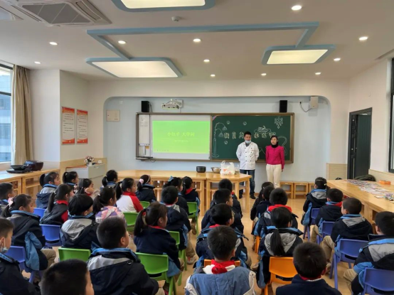 会议室里的人们

描述已自动生成