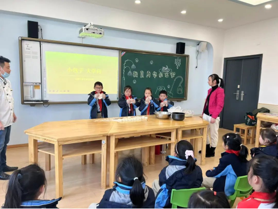 一群人在房间里

中度可信度描述已自动生成