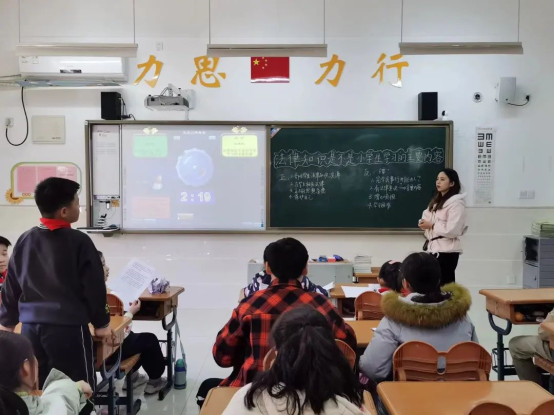 会议室里的人们

描述已自动生成