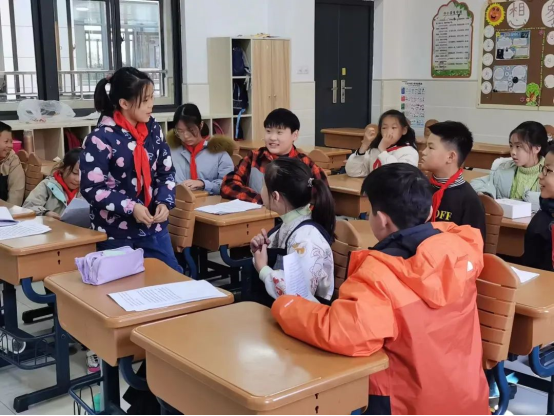 一群小孩坐在桌子前

描述已自动生成