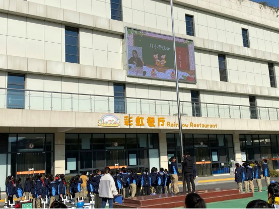 建筑前的广场上有许多人

描述已自动生成