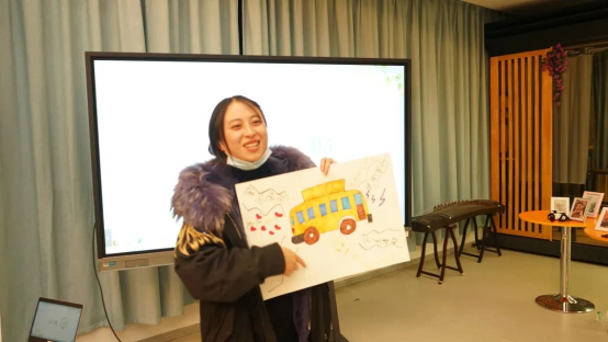 图片包含 室内, 桌子, 房间, 女人&#xA;&#xA;描述已自动生成