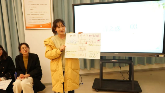 穿着西装笔挺的男子正在演讲&#xA;&#xA;中度可信度描述已自动生成