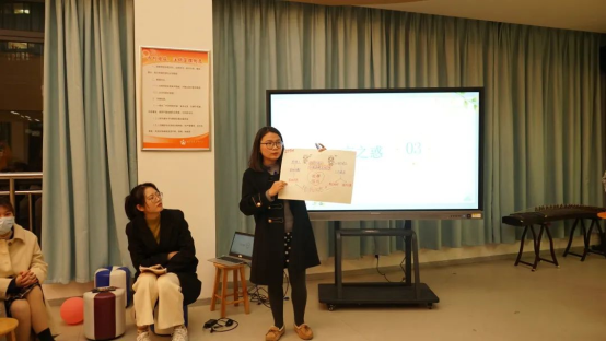 一群人在房间里&#xA;&#xA;描述已自动生成