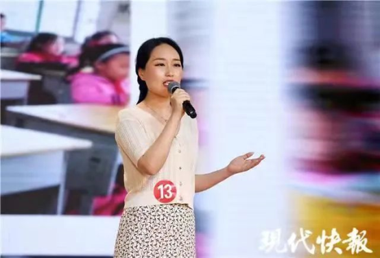 人拿着手机

低可信度描述已自动生成