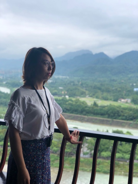 人站在围栏边

中度可信度描述已自动生成