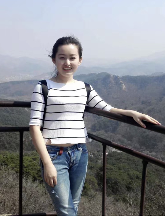 小孩站在围栏边

中度可信度描述已自动生成