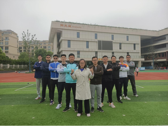 一群人站在草地上

描述已自动生成