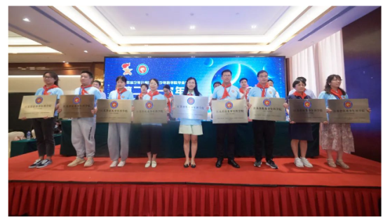 一群人站在台上

低可信度描述已自动生成