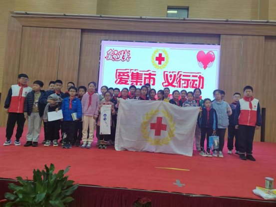 伟德可信任网站红十字会开展爱心义卖活动1