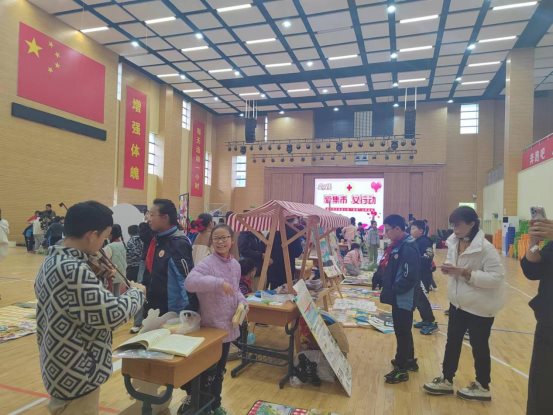 伟德可信任网站红十字会开展爱心义卖活动4