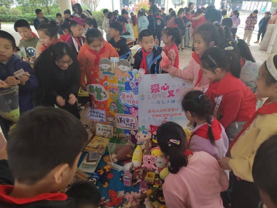 伟德可信任网站红十字会开展爱心义卖活动3