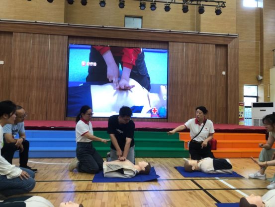 伟德可信任网站红十字会开展红十字救护员培训活动1