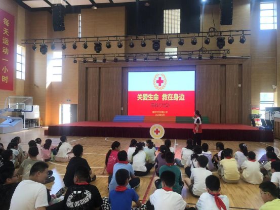 伟德可信任网站红十字会开展世界急救日宣传活动1